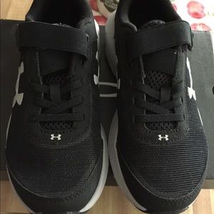 Under Armour Boys black & grey NEW shoes!